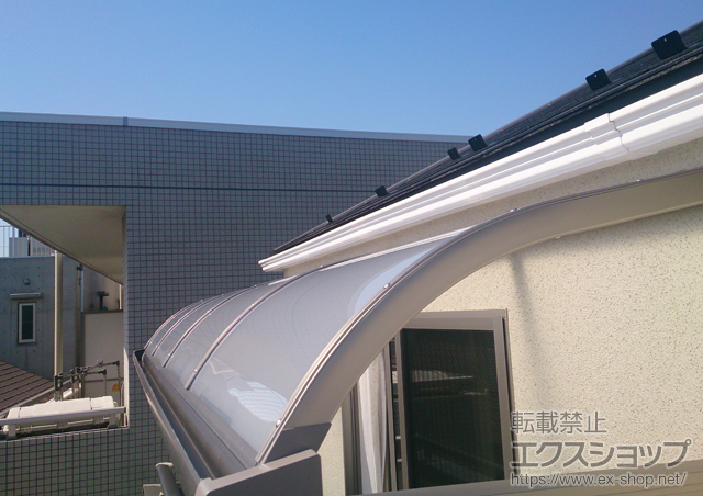 神奈川県川崎市のLIXIL リクシル（トステム）のバルコニー・ベランダ屋根 ライザーテラスII R型 ルーフタイプ 単体 積雪〜20cm対応＋ルーフ用竿掛け 4個入 施工例