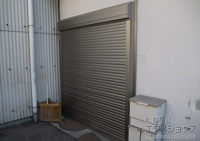 埼玉県熊谷市のLIXIL リクシル（トステム）のガレージシャッター ガレージシャッタークワトロ 電動式 外部付タイプ 施工例