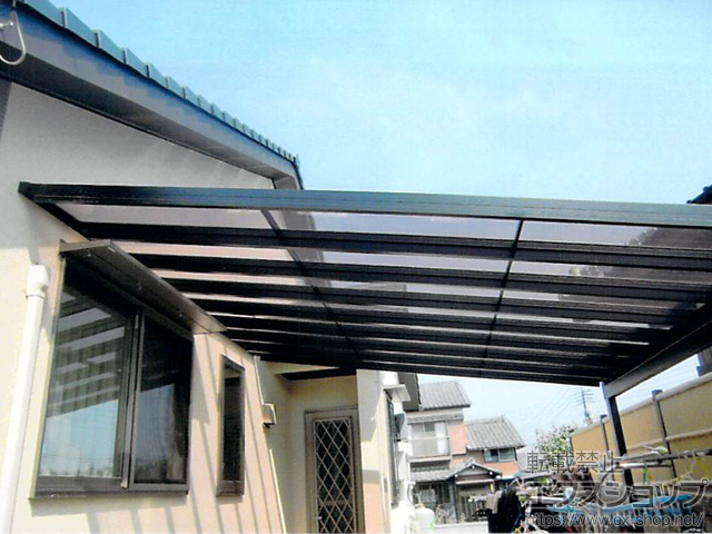 栃木県佐野市のLIXIL リクシル（トステム）のテラス屋根 ライザーテラスII F型 テラスタイプ 単体 積雪〜20cm対応 施工例