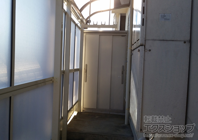 神奈川県大和市のLIXIL リクシル（トステム）のテラス屋根 ライザーテラスII R型 テラスタイプ 単体 積雪〜20cm対応＋吊り下げ物干し 標準 2本入＋前面スクリーン 2段仕様 施工例