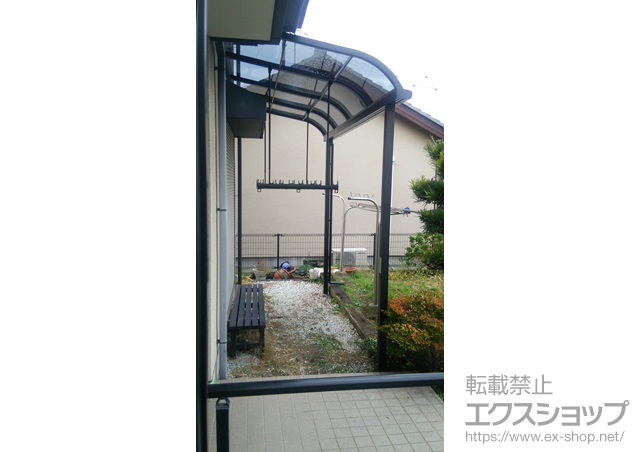 奈良県生駒郡斑鳩町のLIXIL リクシル（トステム）のテラス屋根 ライザーテラスII R型 テラスタイプ 単体 積雪〜20cm対応＋吊り下げ物干し 施工例