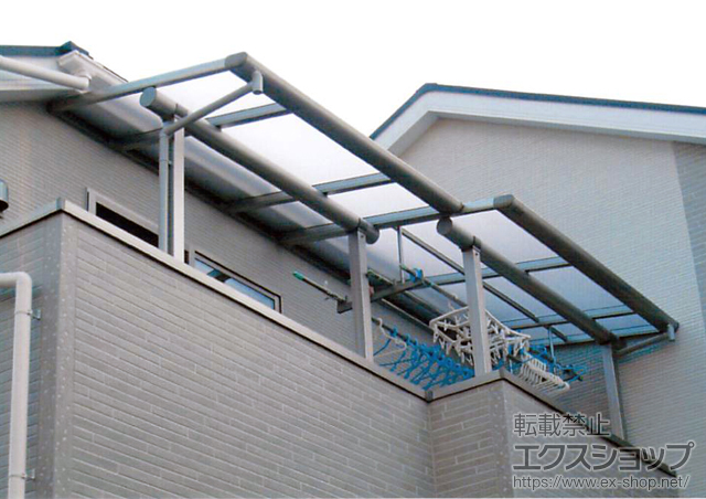 大阪府豊中市ののバルコニー・ベランダ屋根 プレシオステラス F型 屋根タイプ 単体 積雪〜20cm対応＋標準 吊り下げ式物干し(2本入り) 施工例