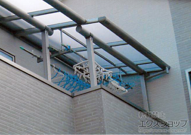 大阪府豊中市ののバルコニー・ベランダ屋根 プレシオステラス F型 屋根タイプ 単体 積雪〜20cm対応＋標準 吊り下げ式物干し(2本入り) 施工例