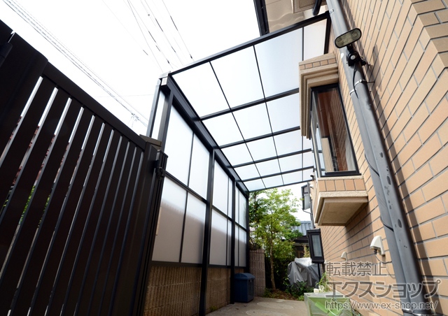 高知県高知市のLIXIL リクシル（トステム）のテラス屋根 ライザーテラスII F型 テラスタイプ 単体 積雪〜20cm対応＋前面スクリーン2段仕様(間柱：2本)/前面スクリーンふさぎ材・ふさぎ材部品セット 施工例