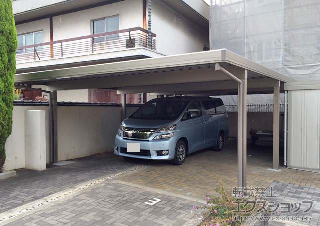 大阪府大阪市のLIXIL リクシル（トステム）のカーポート テリオスポートIII 1500 4台用 縦連棟 角柱8本仕様 積雪〜50cm対応 施工例
