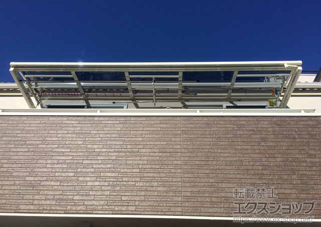 東京都板橋区のLIXIL リクシル（トステム）のバルコニー・ベランダ屋根 ライザーテラスII F型 ルーフタイプ 単体 積雪〜20cm対応＋吊り下げ物干し 標準 3本入/物干し取付桟 施工例