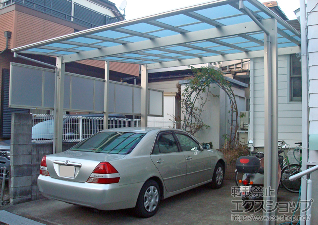 東京都立川市ののカーポート エフルージュ ツイン 積雪〜20cm対応＋サイドパネル＋枯葉よけネット　51/54用兼用 施工例