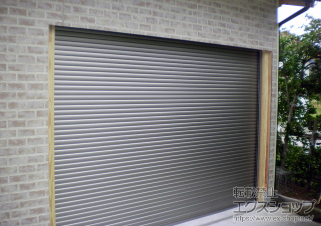 長崎県平戸市のLIXIL リクシル（トステム）のガレージシャッター ガレージシャッタークワトロ 電動式 内部付タイプ 施工例
