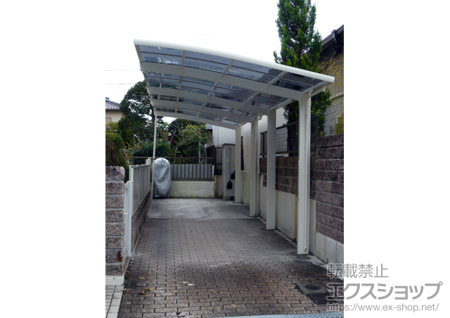 兵庫県三田市のLIXIL リクシル（トステム）のカーポート カーブポートシグマIII 縦連棟 積雪〜20cm対応＋着脱式サポート ロング柱23用 1本入り4セット 施工例