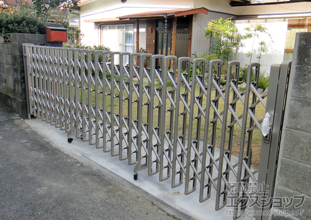 愛媛県宇和島市ののカーゲート レイオス2型(太桟タイプ) ノンレール 片開き 47S 施工例