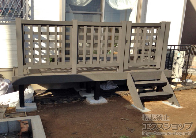 茨城県龍ケ崎市ののウッドデッキ リウッドデッキ 200＋リウッドデッキ200用 階段式リウッドステップ5型 Sタイプ 2段＋リウッドデッキフェンス1型<井桁格子>＋リウッドデッキ門扉1型 <井桁格子> 施工例