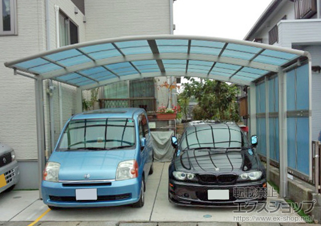 神奈川県横浜市ののカーポート レイナツインポートグラン　積雪〜20cm対応＋屋根ふき材補強部品 2セット＋サイドパネル≪片側分≫ 施工例