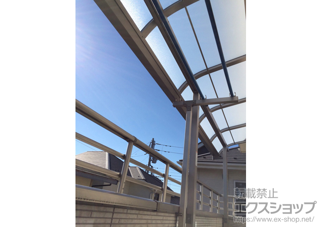 東京都東村山市のLIXIL リクシル（トステム）のバルコニー・ベランダ屋根 ライザーテラスII R型 屋根タイプ 連棟 積雪〜20cm対応 施工例