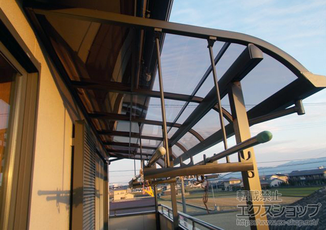 香川県高松市のLIXIL リクシル（トステム）のバルコニー・ベランダ屋根 ライザーテラスII R型 屋根タイプ 連棟 積雪〜20cm対応 施工例