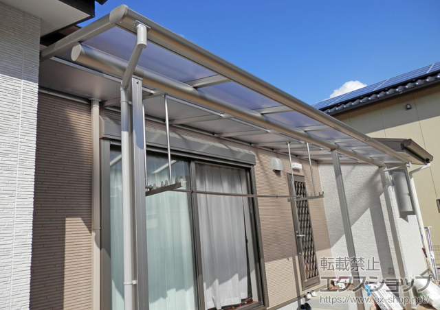 福岡県北九州市ののテラス屋根 プレシオステラス F型 テラスタイプ 連棟 積雪〜20cm対応＋標準 吊り下げ式物干し(2本入り) 施工例