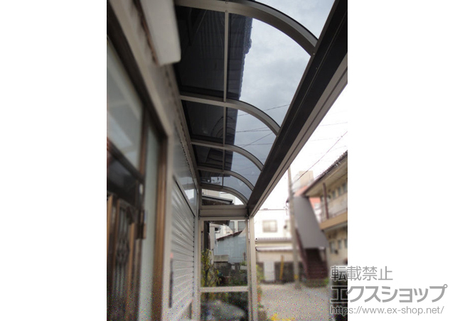 石川県金沢市のLIXIL リクシル（トステム）のテラス屋根 ライザーテラスII R型 1500 テラスタイプ 単体 積雪〜50cm対応＋側面スクリーン2段用+側面ランマパネル(R型用) 施工例