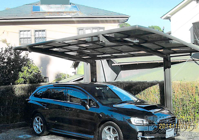 神奈川県小田原市のLIXIL リクシル（トステム）のカーポート カーブポートシグマIII 積雪〜20cm対応＋カーブポートシグマIII用着脱式サポート柱　ロング23用1本入り×2セット 施工例