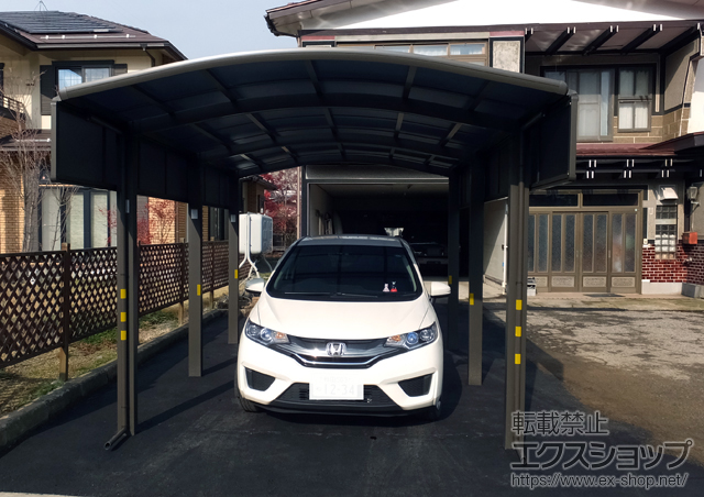 秋田県南秋田郡大潟村のLIXIL リクシル（トステム）のカーポート カルエードシグマIII 1500 落雪後枠 積雪〜50cm対応＋落雪後枠 サイドパネル 施工例