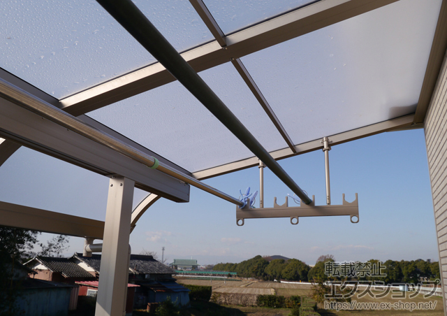 埼玉県川越市のLIXIL リクシル（トステム）のバルコニー・ベランダ屋根 ライザーテラスII R型 屋根タイプ 単体 積雪〜20cm対応＋ライザーテラスII用吊り下げ物干し 施工例