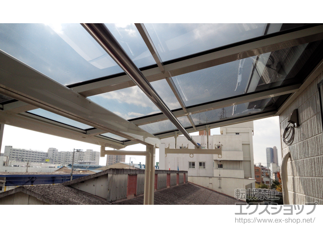 兵庫県神戸市のLIXIL リクシル（トステム）のバルコニー・ベランダ屋根 パワーアルファ F型 屋根タイプ 単体 積雪〜30cm対応＋パワーアルファ F型用 標準タイプ 吊り下げ物干し(2本入り) 施工例