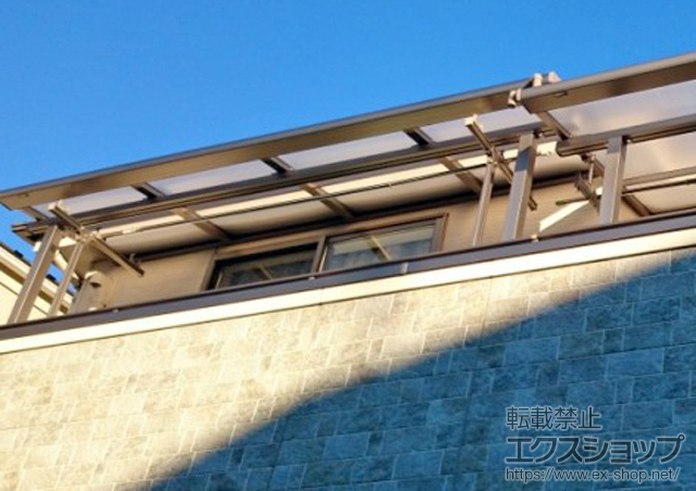 東京都東村山市のLIXIL リクシル（トステム）のバルコニー・ベランダ屋根 ライザーテラスII F型 屋根タイプ 単体 積雪〜20cm対応＋吊り下げ物干し 施工例