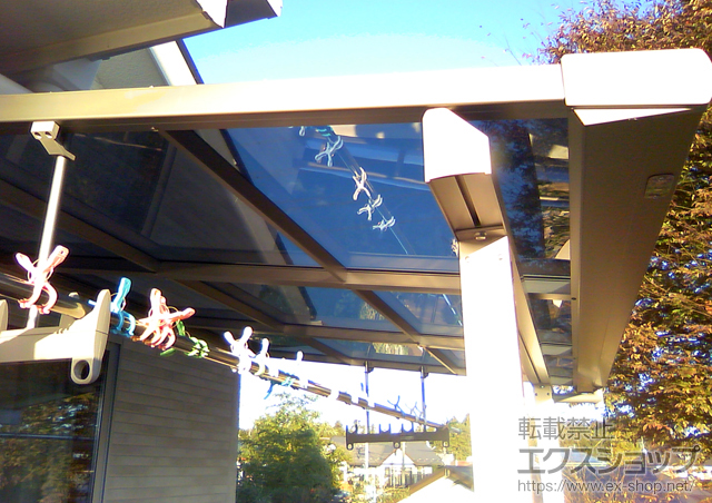 栃木県塩谷郡高根沢町のLIXIL リクシル（トステム）のバルコニー・ベランダ屋根 ライザーテラスII F型 屋根タイプ 単体 積雪〜20cm対応＋吊り下げ式物干し　標準2本入り 施工例