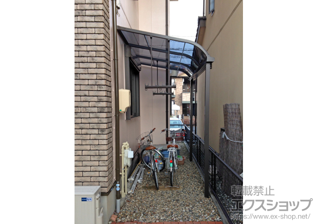 愛知県一宮市のLIXIL リクシル（トステム）のテラス屋根 ライザーテラスII R型 テラスタイプ 単体 積雪〜20cm対応＋吊り下げ物干し 標準 2本入り×1セット 施工例