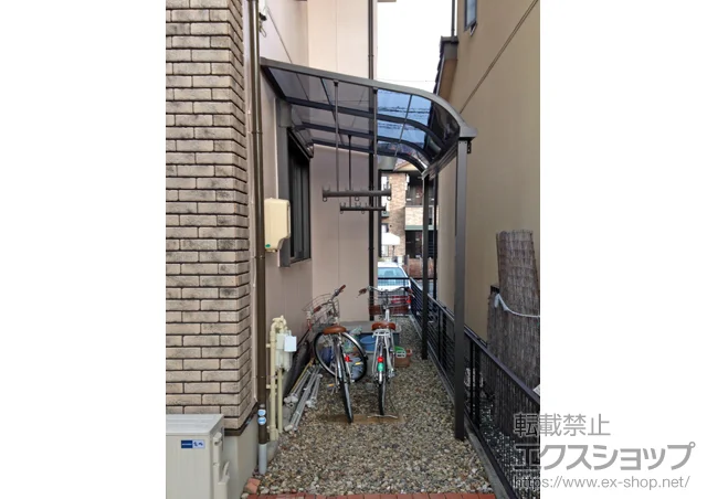 愛知県一宮市のLIXIL リクシル（トステム）のテラス屋根 ライザーテラスII R型 テラスタイプ 単体 積雪～20cm対応＋吊り下げ物干し 標準 2本入り×1セット 施工例