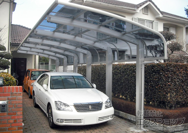 埼玉県入間市ののカーポート レイナキャップポートグラン50 縦連棟　積雪〜50cm対応＋着脱式サポート 標準・ハイルーフ兼用 3本入り×2セット 施工例