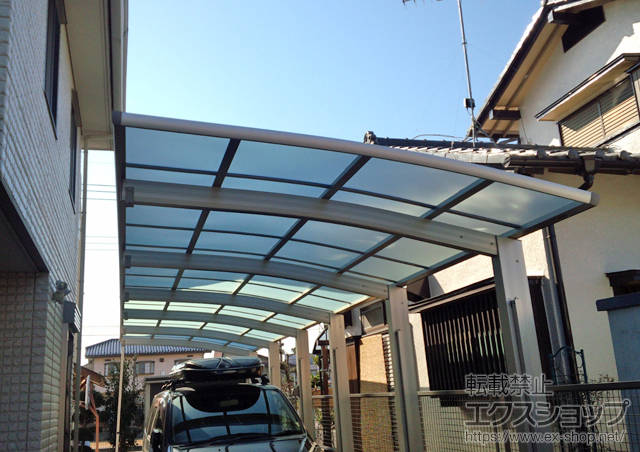 埼玉県鴻巣市ののカーポート レイナポートグラン50 縦連棟 積雪〜50cm対応＋着脱式サポート 標準・ハイルーフ兼用 3本入り×2セット＋水平式物干し（カーポート 柱用） 標準 2本入り×1セット 施工例