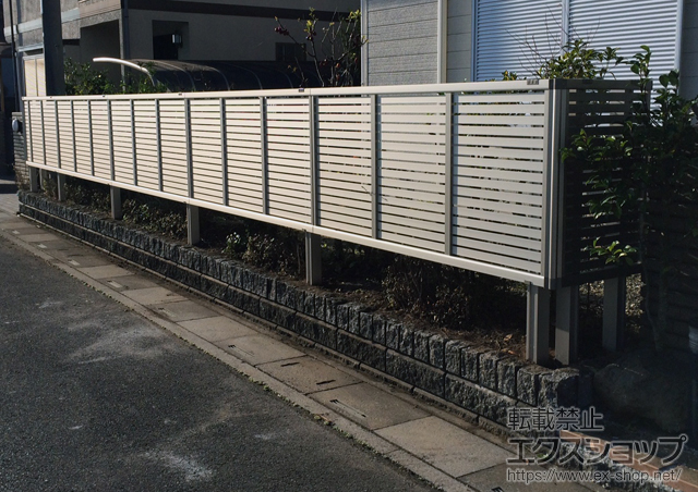 埼玉県久喜市ののフェンス・柵 エクスラインフェンス5型 自由柱  2段支柱＜自立建て用＞ 施工例