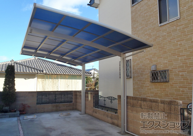 群馬県高崎市ののカーポート レイナポートグラン　積雪〜20cm対応＋着脱式サポート 標準・ハイルーフ兼用 2本入り×1 施工例