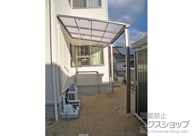 長崎県佐世保市のLIXIL リクシル（トステム）のテラス屋根 ライザーテラスII F型 テラスタイプ 単体 積雪〜20cm対応＋吊下げ物干し ロング 2本入×1 施工例