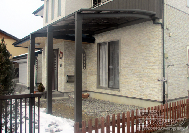 岩手県一関市のLIXIL リクシル（トステム）のカーポート ルーフポートシグマIII 1500 落雪後枠 積雪〜50cm対応＋収納式物干し 標準 2本入り×1セット＋収納式物干し 標準 1本入り×1セット 施工例