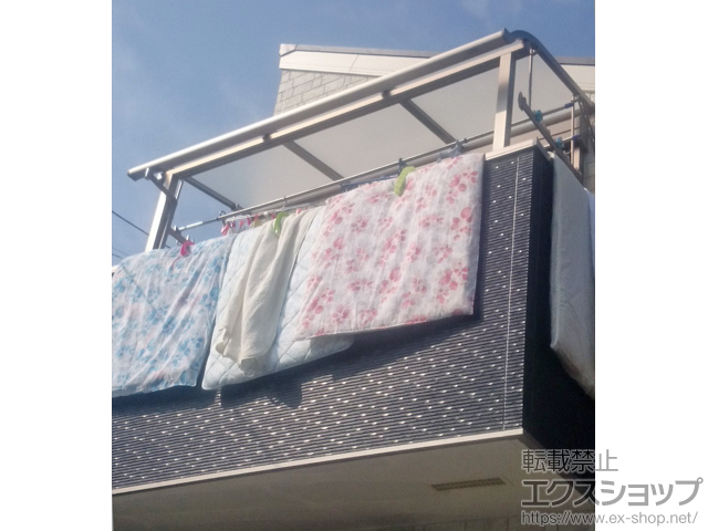 東京都板橋区のLIXIL リクシル（トステム）のバルコニー・ベランダ屋根 ライザーテラスII R型 屋根タイプ 単体 積雪〜20cm対応＋吊り下げ物干し 施工例