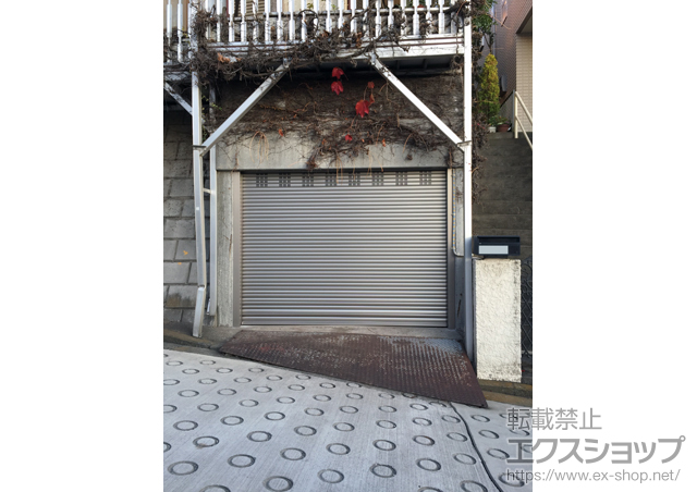 神奈川県横浜市のLIXIL リクシル（トステム）のガレージシャッター ガレージシャッタークワトロ 電動式 内部付タイプ ※換気付 施工例