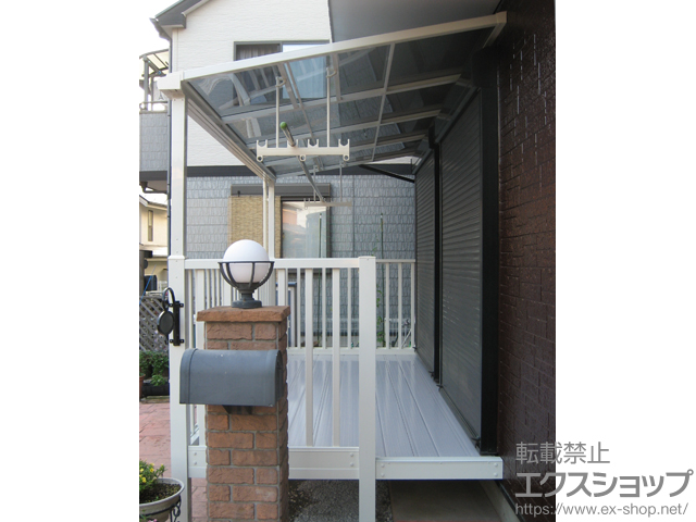 埼玉県北本市のLIXIL リクシル（トステム）のテラス屋根 ライザーテラスII F型 テラスタイプ 単体 積雪〜20cm対応＋吊り下げ物干し 標準 2本入/物干し取付桟 施工例