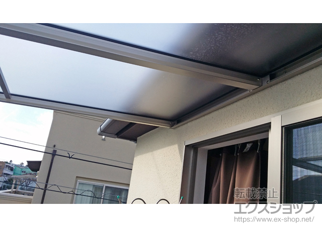 大阪府豊中市ののバルコニー・ベランダ屋根 ヴェクターテラス F型 屋根タイプ 単体 積雪〜20cm対応＋水平式物干し 木造躯体用 2本入り×1セット 施工例