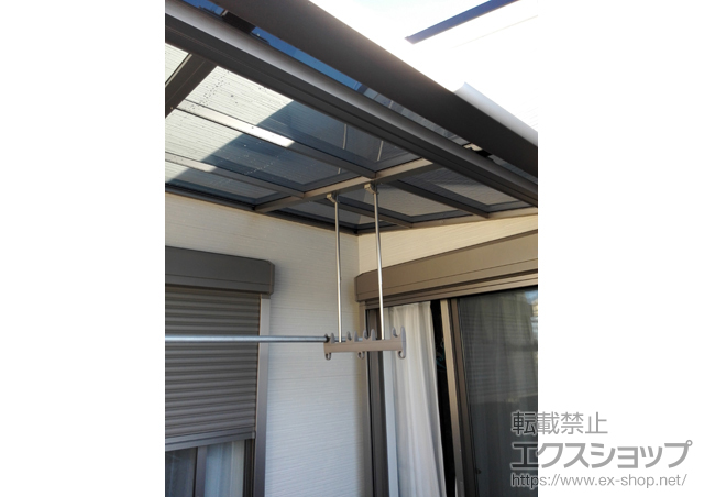 大阪府東大阪市のLIXIL リクシル（トステム）のバルコニー・ベランダ屋根 ライザーテラスII F型 屋根タイプ 単体 積雪〜20cm対応＋ライザーテラスII用吊り下げ物干し 施工例