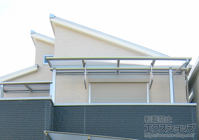 大阪府東大阪市ののバルコニー・ベランダ屋根 ヴェクターテラス F型 屋根タイプ 単体 積雪〜20cm対応＋ヴェクターテラス 吊り下げ物干し 標準 2本入×1 施工例