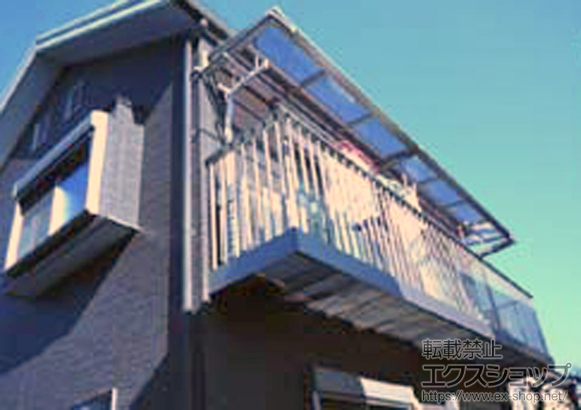 東京都狛江市のLIXIL リクシル（トステム）のバルコニー・ベランダ屋根 ライザーテラスII F型 ルーフタイプ 連棟 積雪〜20cm対応＋吊り下げ物干し 標準 3本入 施工例