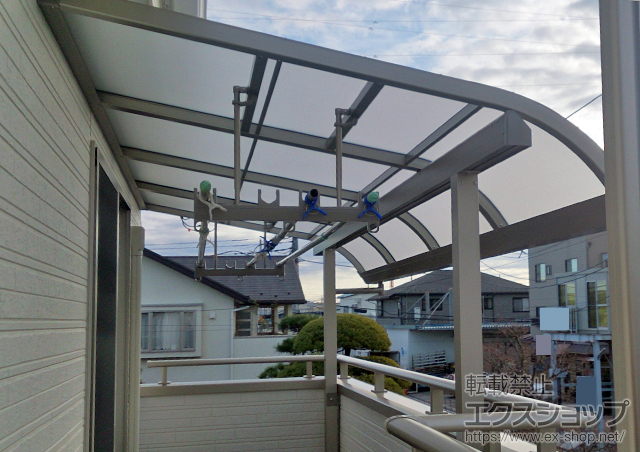 埼玉県三郷市のLIXIL リクシル（トステム）のバルコニー・ベランダ屋根 ライザーテラスII R型 屋根タイプ 単体 積雪〜20cm対応 施工例