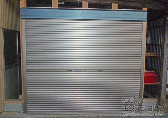 福島県西白河郡矢吹町のLIXIL リクシル（トステム）のガレージシャッター ガレージシャッタークワトロ 手動式 外部付タイプ 施工例
