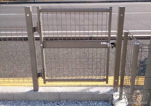 福岡県福津市のの門扉、テラス屋根、カーポート、ウッドデッキ ハイグリッド門扉N8型 片開き　柱使用 施工例