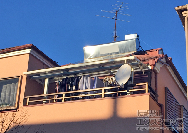 埼玉県さいたま市のLIXIL リクシル（トステム）のバルコニー・ベランダ屋根 ライザーテラスII F型 屋根タイプ 単体 積雪〜20cm対応＋ライザーテラスII 吊り下げ物干し 施工例