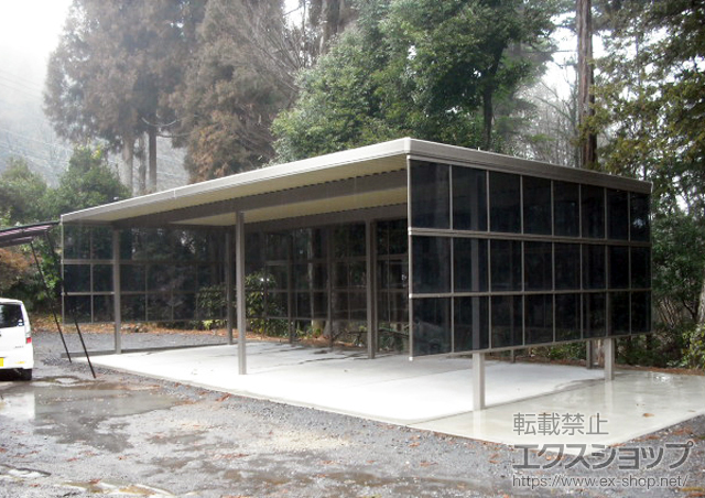 東京都青梅市のLIXIL リクシル（トステム）のカーポート テリオスポートIII 1500 4台用 横連棟 角柱6本柱 積雪〜50cm対応＋サイドパネル（ポリカーボネート）3面囲い・3段＋角柱用部品箱 柱2本分×2セット＋サイドパネル（ポリカーボネート）　幅方向囲い 4本柱・Ｗ60用部材＋梁連結部品 施工例