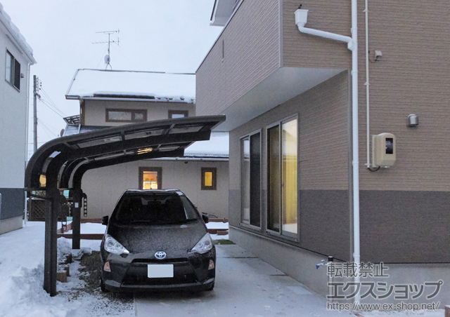 岩手県盛岡市のLIXIL リクシル（トステム）のカーポート テールポートシグマIII 積雪〜20cm対応＋収納式物干し 標準 2本入り×1セット 施工例