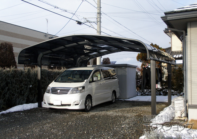 長野県上伊那郡箕輪町のLIXIL リクシル（トステム）のカーポート テールポートシグマIII M合掌 積雪〜20cm対応＋収納式物干し 標準 2本入り×1セット 施工例