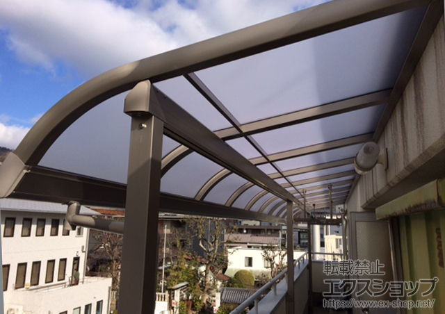 兵庫県神戸市のLIXIL リクシル（トステム）のバルコニー・ベランダ屋根 パワーアルファ RB型 屋根タイプ 連棟 積雪〜30cm対応＋吊り下げ物干し 施工例
