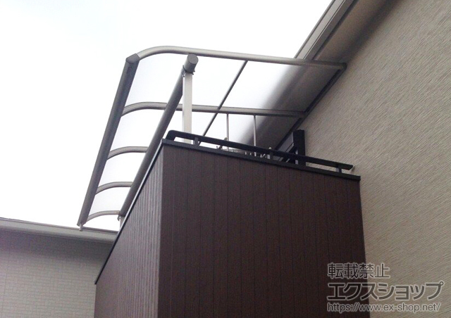 兵庫県明石市ののバルコニー・ベランダ屋根 プレシオステラス R型 屋根タイプ 単体 積雪〜20cm対応＋吊り下げ式物干し 標準 ２本入り×１セット 施工例